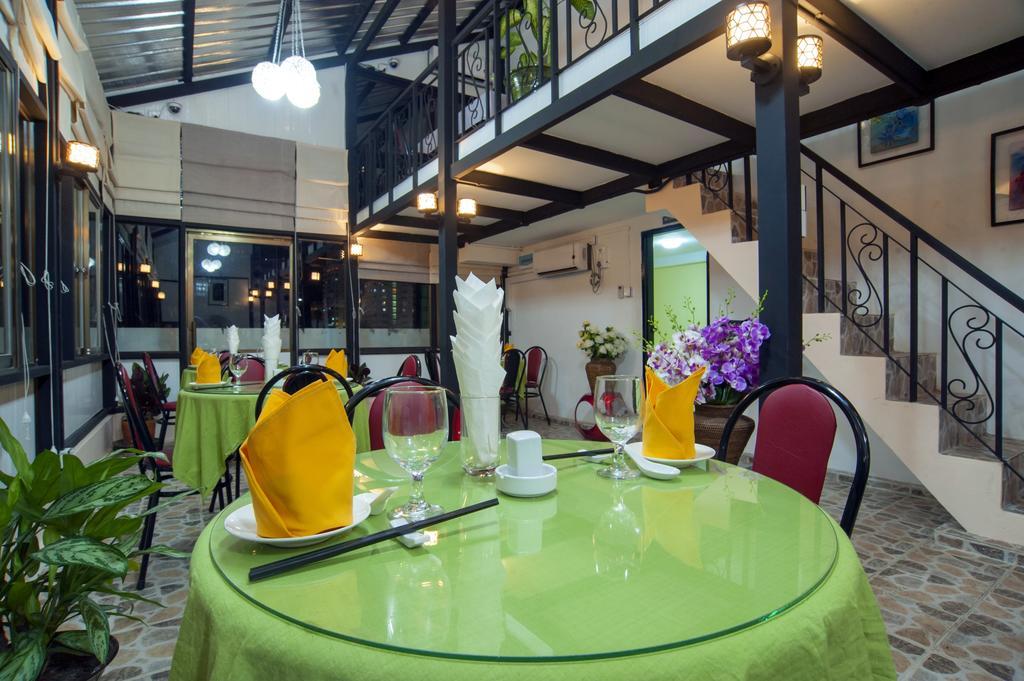 Agga Youth Hotel Yangon Exteriör bild