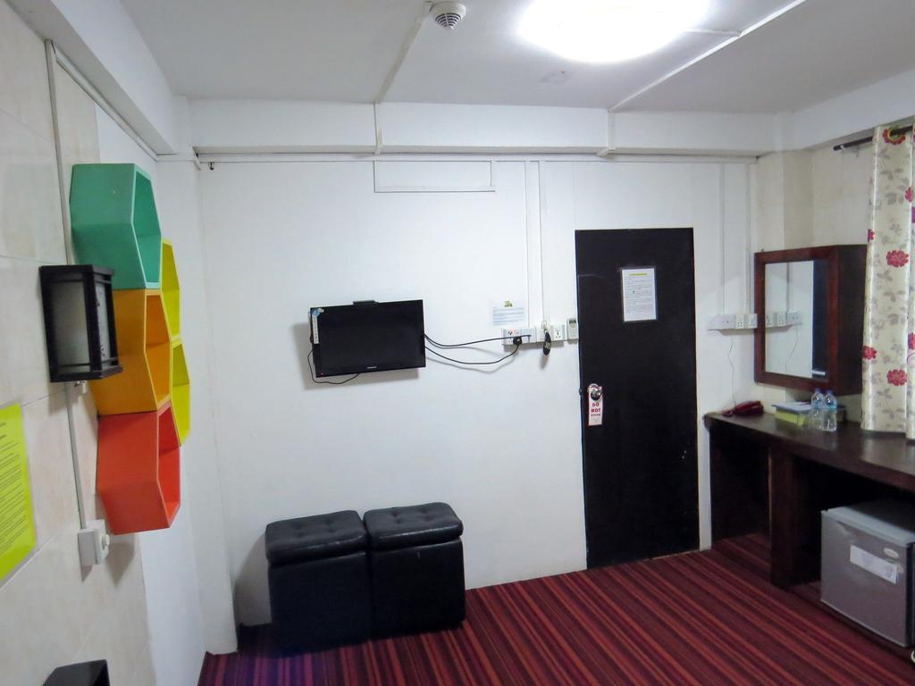 Agga Youth Hotel Yangon Exteriör bild