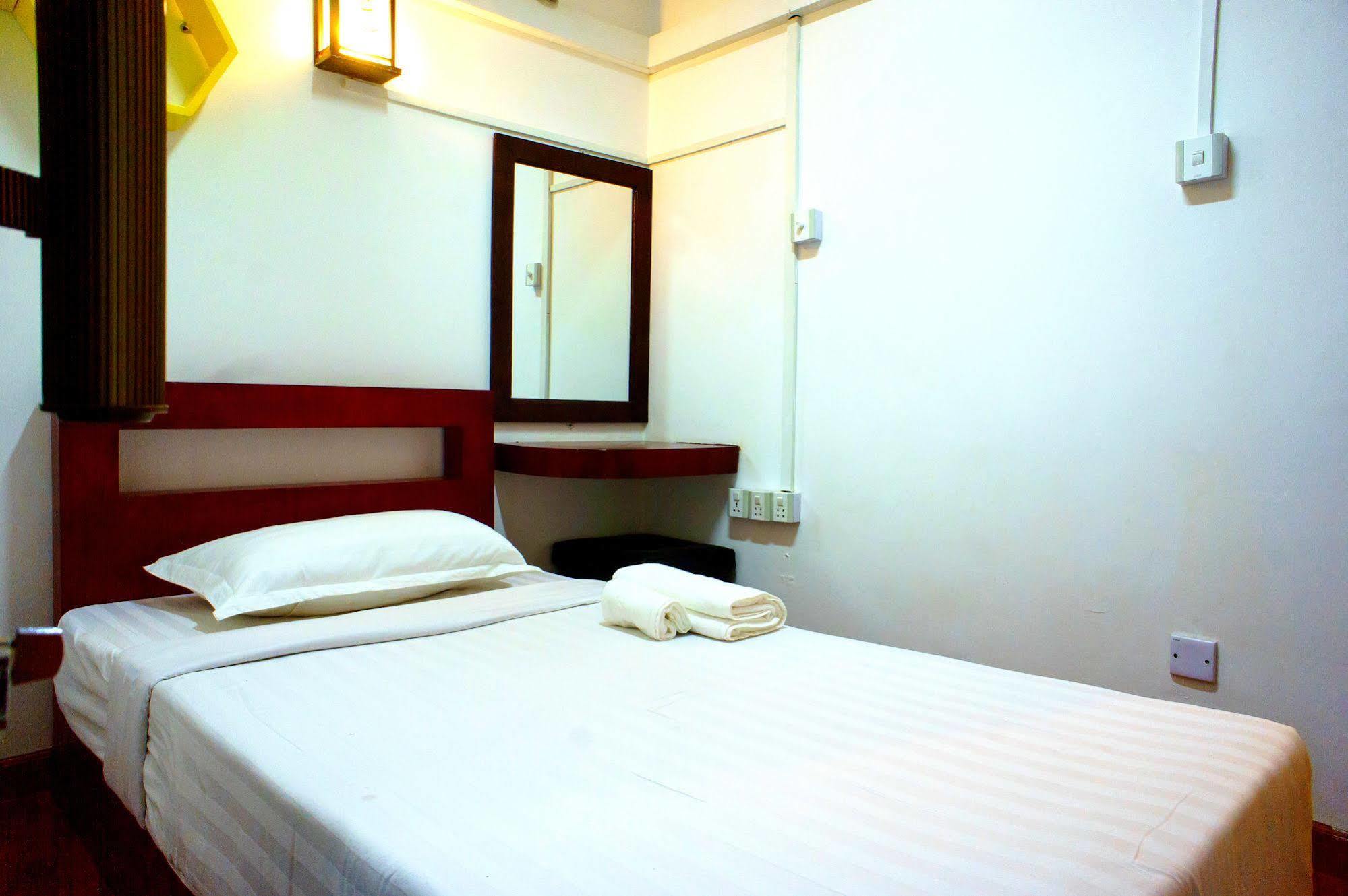 Agga Youth Hotel Yangon Exteriör bild