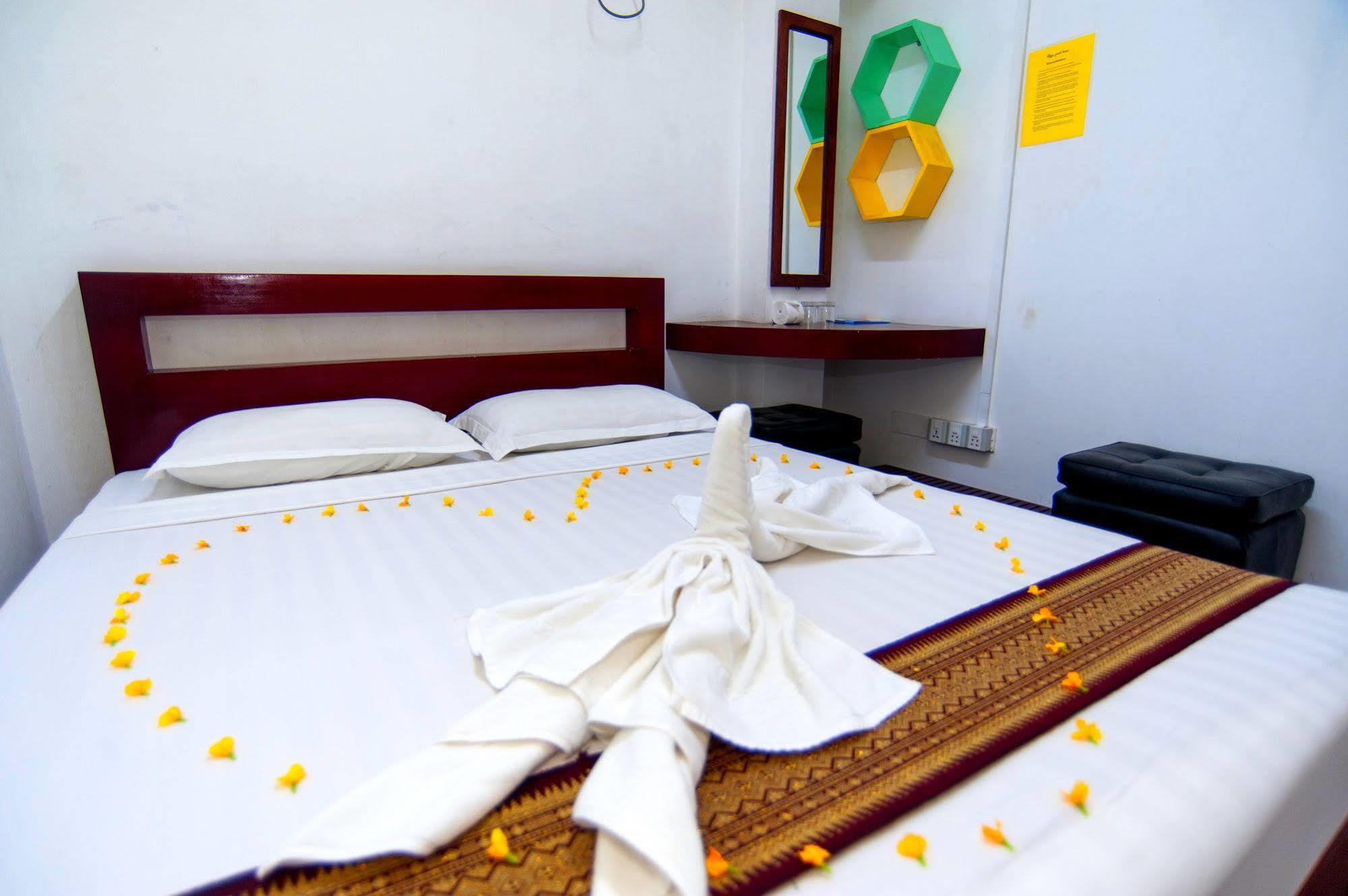 Agga Youth Hotel Yangon Exteriör bild