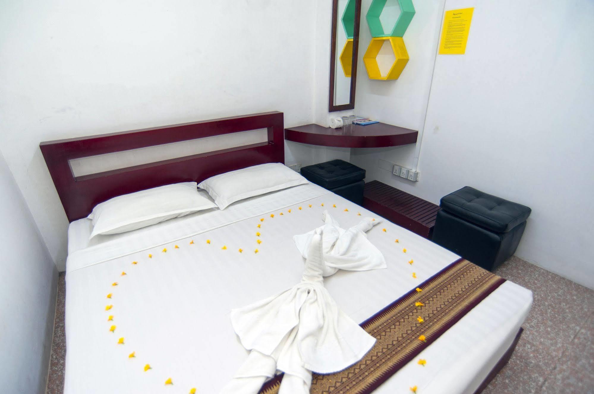 Agga Youth Hotel Yangon Exteriör bild